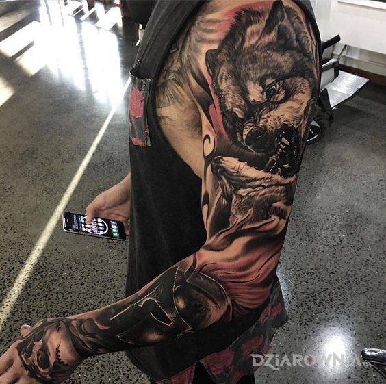 Tatuaż wilk w natarciu w motywie czaszki i stylu realistyczne na przedramieniu