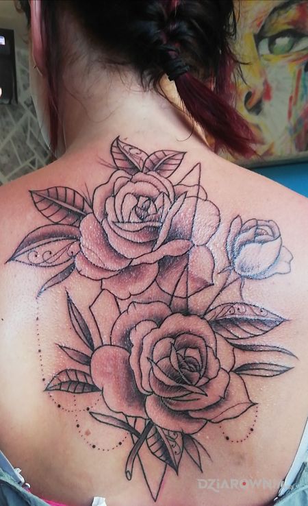 Tatuaż kwiaty w motywie czarno-szare i stylu graficzne / ilustracyjne na plecach