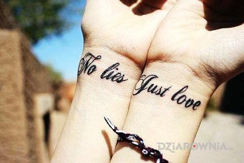 Tatuaż no lies just love w motywie miłosne na nadgarstku