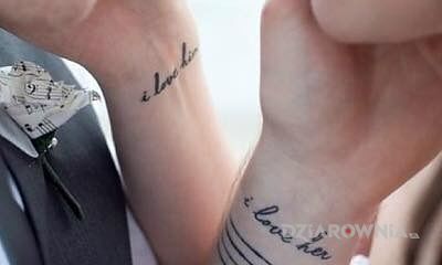 Tatuaż klasyczny napis o miłości w motywie miłosne na nadgarstku