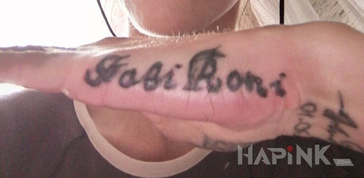 Tattoo Dziś zrobiony samodzielnie nauka idzie powoli (Fabi Roni) moje skarby in lettering motif on the hand