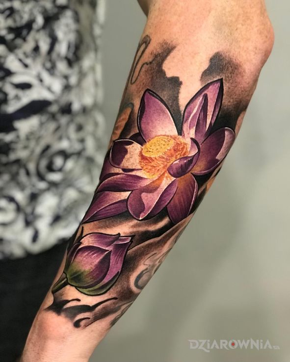 Tatuaż fioletowy kwiat w motywie kolorowe i stylu graficzne / ilustracyjne na przedramieniu