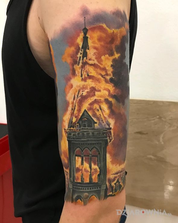 Tatuaż kościół w płomieniach w motywie 3D i stylu realistyczne na ramieniu